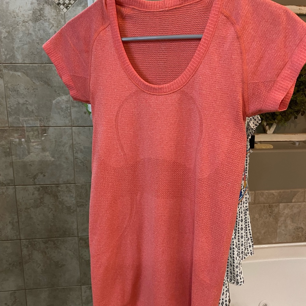 Like new ladies Lululemon size 4 running shirt.